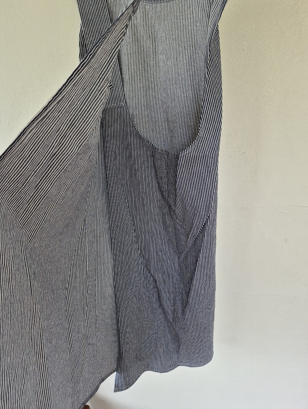 Cross Back Apron Blue And White Stripes - Picture 4 of 4